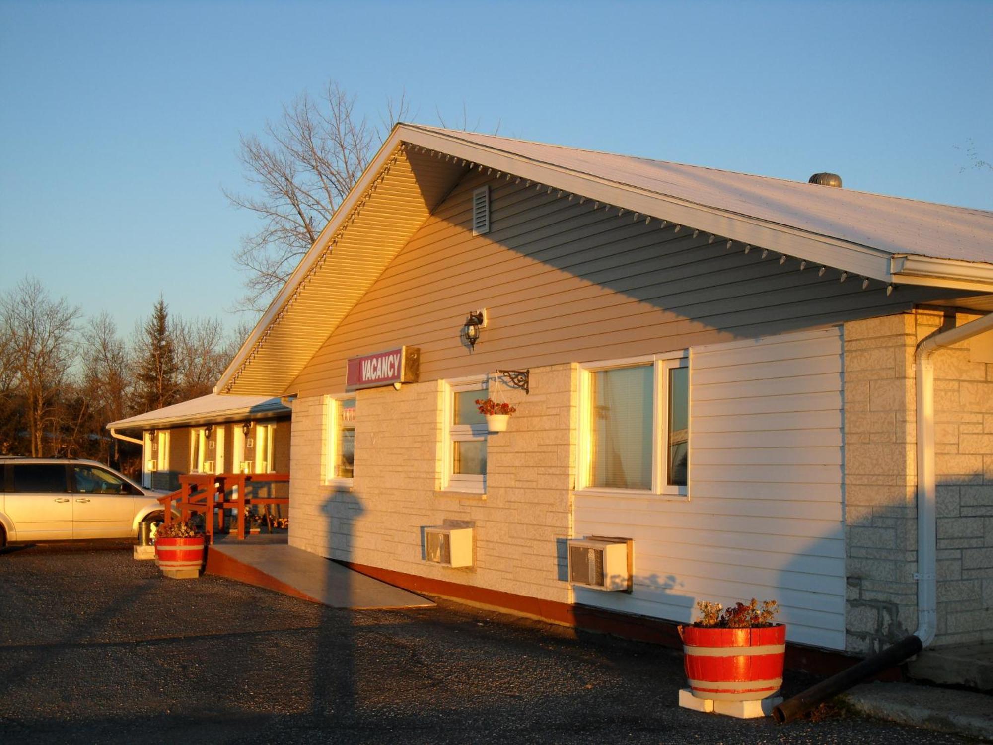 Westway Inn Motel Neepawa Екстериор снимка