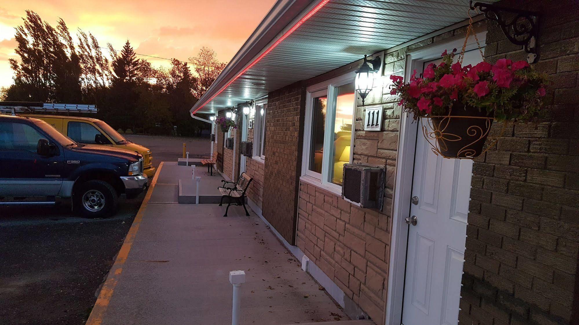 Westway Inn Motel Neepawa Екстериор снимка